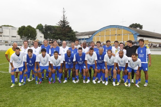 Os jogadores posam para a tradicional foto em grupo antes do jogo |