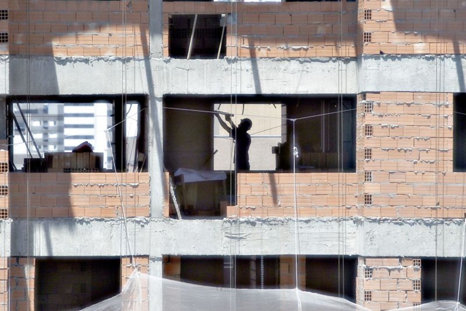 Um novembro para entrar na história do emprego no PR Operário em prédio de Curitiba: setor da construção está entre os maiores geradores de vagas | Henry Milleo/ Gazeta do Povo