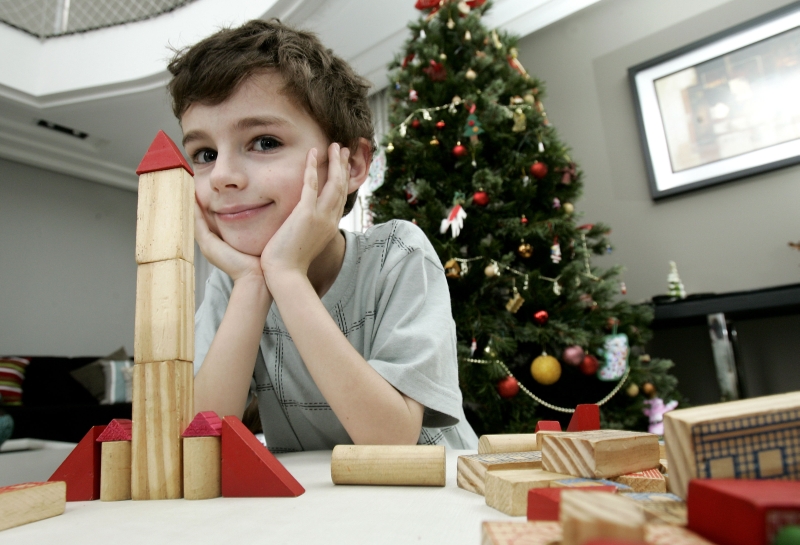 Leandro Hyeda e seu ônibus espacial feito com bloquinhos de madeira: brinquedo certo na idade certa estimula a criança | Josué Teixeira/ Gazeta do Povo