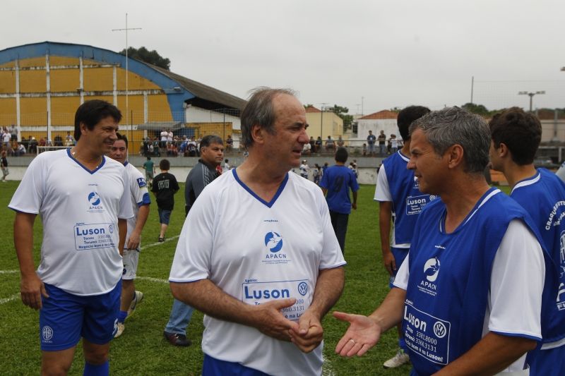 O preparador físico Carlinhos Neves (à dir.) cumprimenta o amigo Levir | Daniel Castellano/Gazeta do Povo