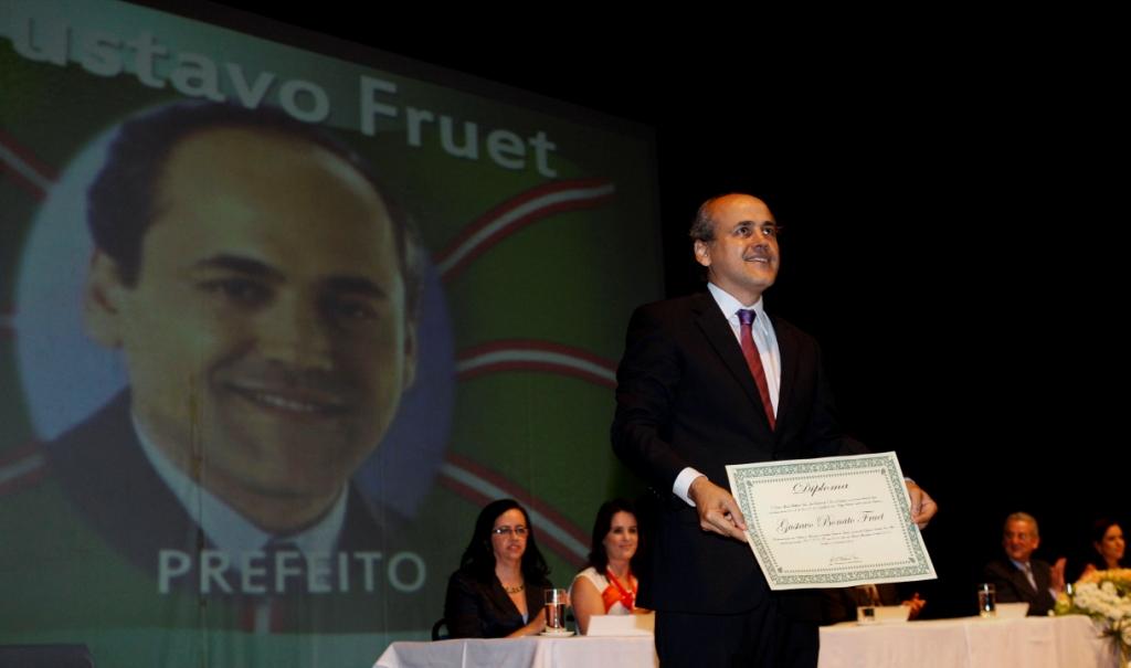 Gustavo Fruet (PDT) recebeu o diploma de prefeito de Curitiba em cerimônia no Teatro Positivo, nesta terça-feira | Daniel Castellano/Agencia de Noticias Gazeta do Povo