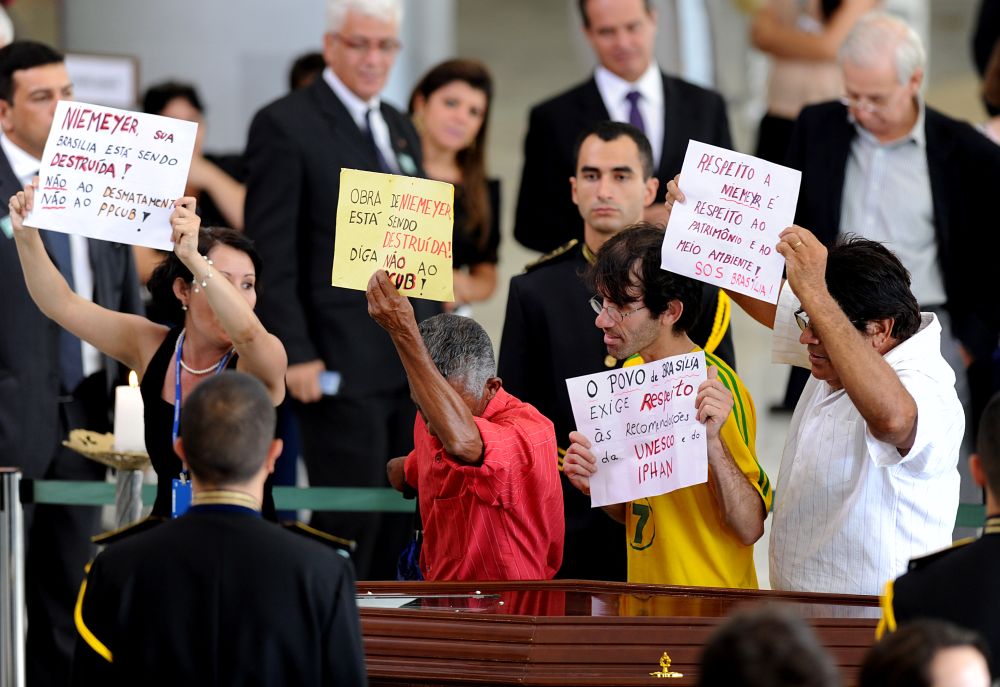 Manifestantes protestam contra projetos do governo do Distrito Federal que, segundo eles, descaracterizariam a capital federal | AFP Photo/Evaristo Sa