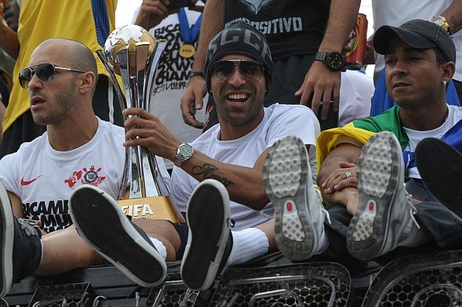 Atacante Emerson xingou os adversários paulistas na festa do Corinthians do título mundial | 