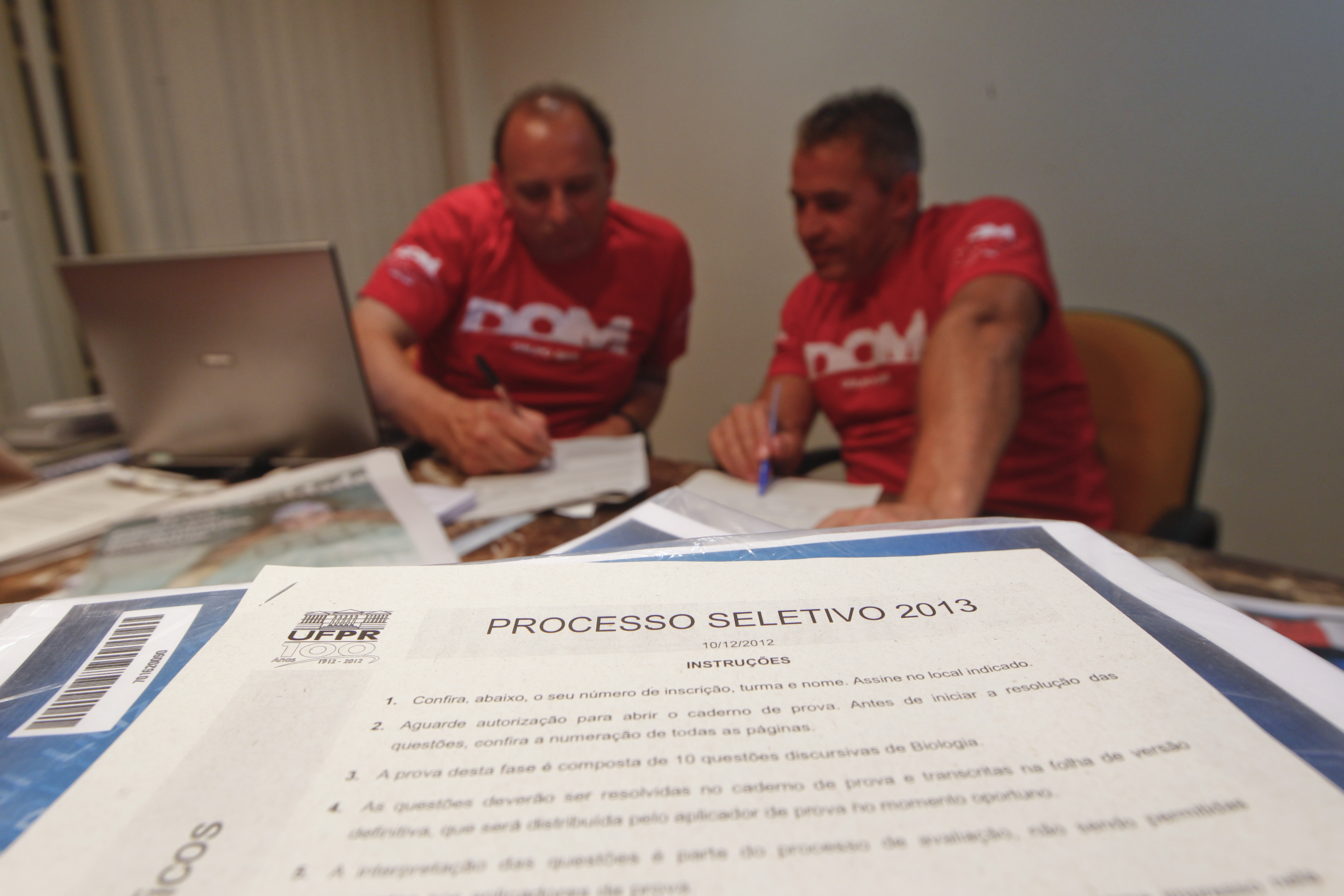 Professores do Dom Bosco e do Acesso fazem a correção das provas específicas para a Gazeta do Povo. | Daniel Castellano / Gazeta do Povo