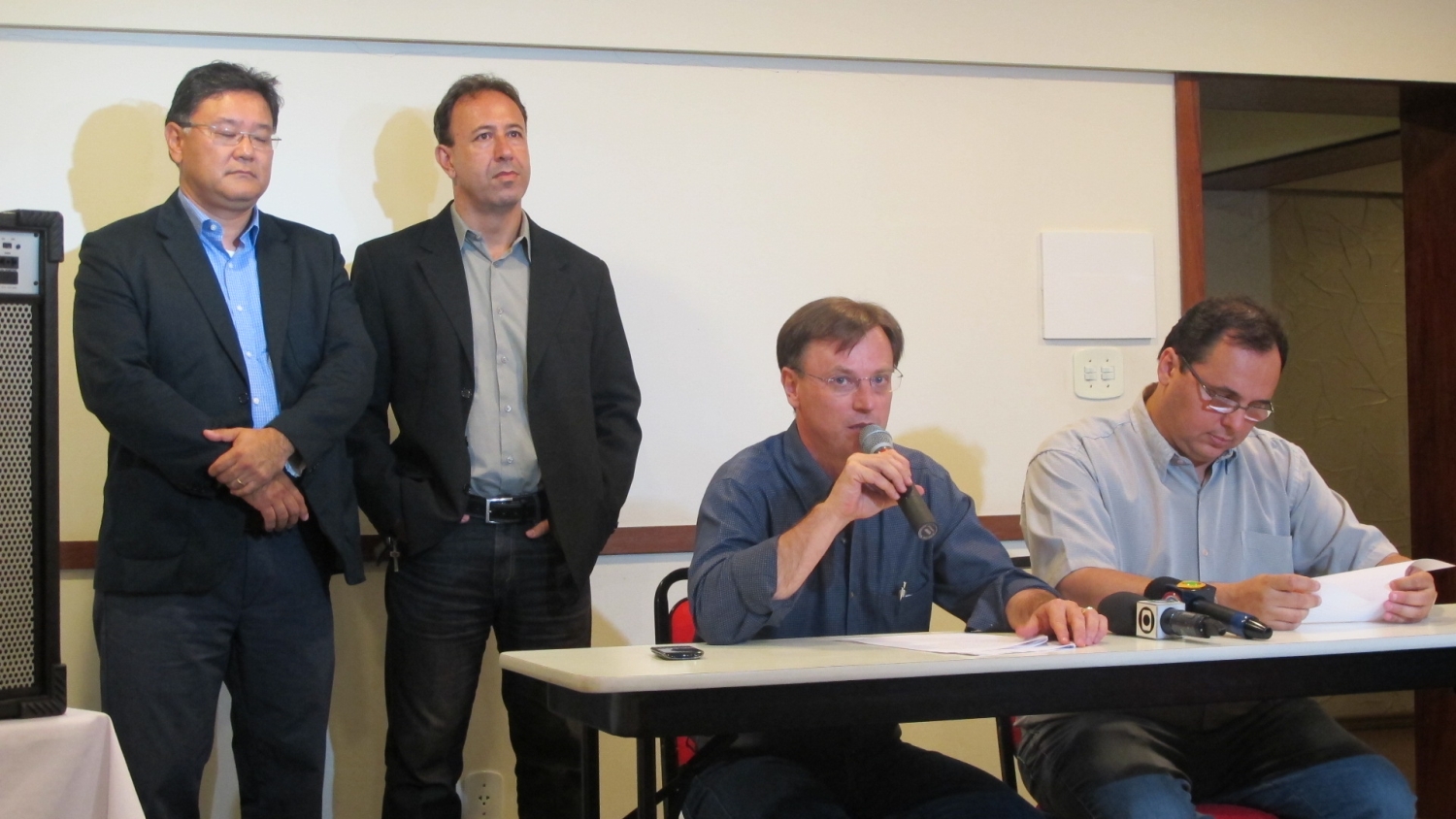 Da esquerda para direita, o novo presidente da Sercomtel, Carlos Adati; o superintendente da Caapsml, Denilson Novaes; prefeito Alexandre Kireeff e vice Guto Bellusci | Amanda de Santa / Jornal de Londrina