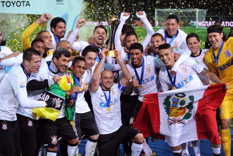 Jogadores do Corinthians comemoram com a taça de campeão mundial | Toshifumi Kitamura/ AFP