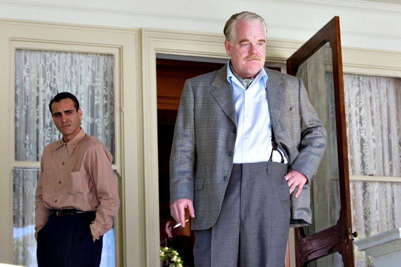 Freddie Quell (Joaquin Phoenix) e Lancaster Dodd (Philip Seymour Hoffman): retrato desencantado dos Estados Unidos do pós-guerra | Divulgação