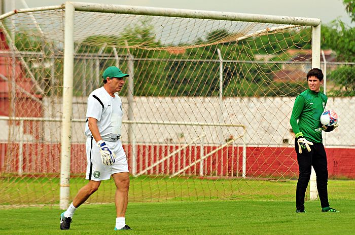 Carlos Pracidelli ao lado Tadeu, 20 anos, aposta alviverde: formar goleiros para que o clube não tenha de contratar | Marcos Labanca/ Gazeta do Povo