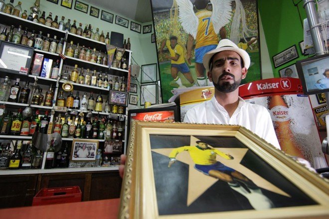 Arlindo Ventura, dono do bar, é um estudioso da vida do Mané |