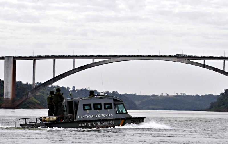 Lancha da Marinha patrulha o Rio Paraná, em agosto | Christian Rizzi/Gazeta do Povo