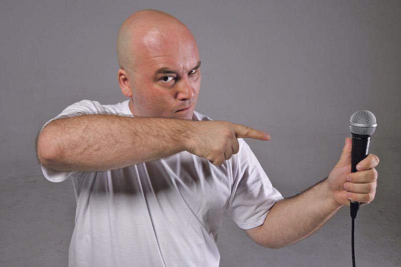 Marco Zenni em ação: humorista considera um desafio fazer textos de stand-up realmente divertidos, mas também se diverte criando personagens | Divulgação