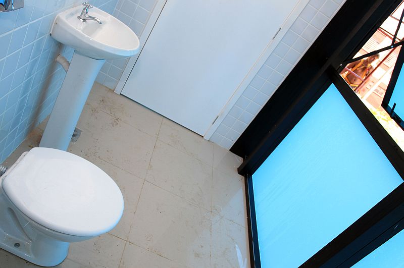 O banheiro do conservatório, em Ponta Grossa, recebeu uma película nos vidros para evitar que quem está de fora veja quem está dentro do banheiro | Luciano Mendes / especial para a Gazeta do Povo