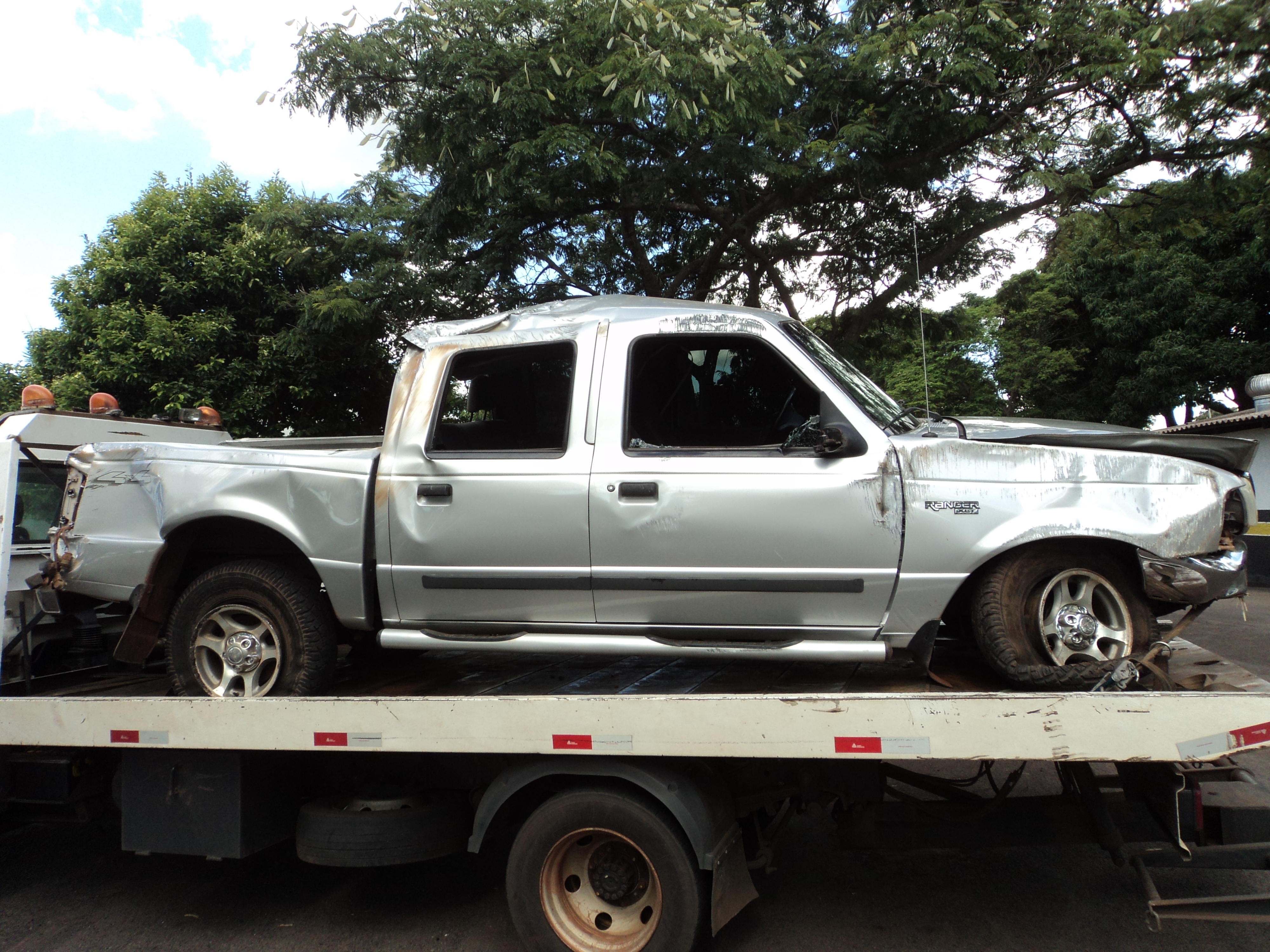 Motorista fugiu do local após o acidente. A caminhonete e os agrotóxicos foram levados para a Polícia Civil | Divulgação/PRE