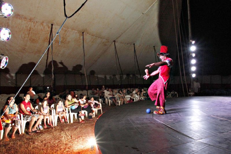 O uruguaio Gabriel Olguin Aranda em ação: na foto ele é palhaço, mas também se vira como trapezista e homem-aranha | Albari Rosa/ Gazeta do Povo