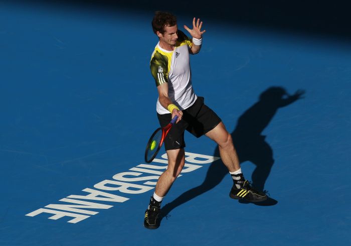 Após sofrer na estreia em Brisbane, Andy Murray conseguiu uma vitória mais tranquila sobre Denis Istomin nas quartas de final | Daniel Munoz / Reuters