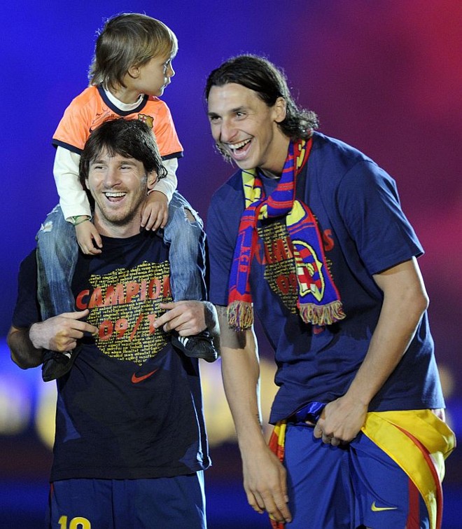 Messi comemora com Ibrahimovic a conquista do título espanhol de 2009/2010 pelo Barcelona |