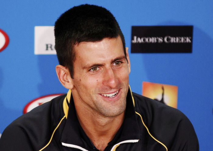 Novak Djokovic, da Sérvia, fala aos jornalistas depois da vitória no Aberto da Austrália | REUTERS/Daniel Munoz