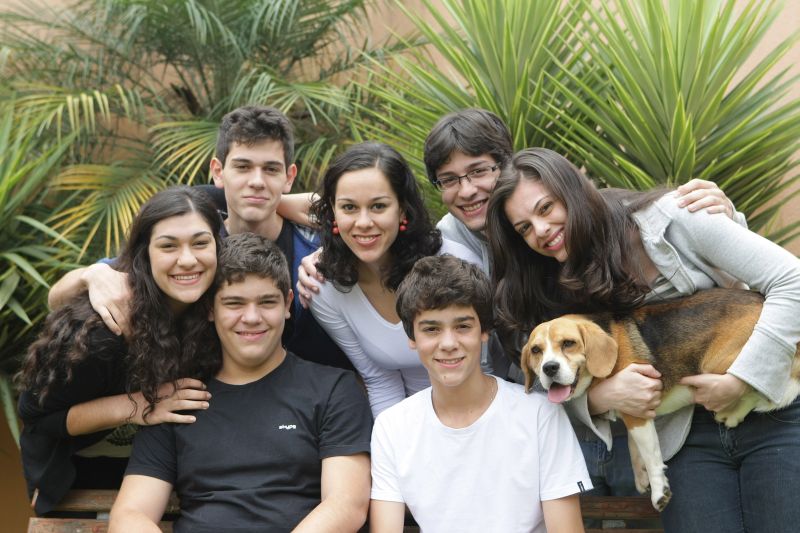 Os Bordini não têm dificuldade em fazer amigos. O tamanho da família é um dos impulsos. Na foto, o cão Niko e sete dos oito irmãos: a partir da esquerda, Maria Teresa (17 anos), João Vítor (15), Maria Isabel (25), José Eduardo (19), Ana Luísa (23) e, abaixo, os gêmeos Gabriel e Miguel (13) | Ivonaldo Alexandre/Gazeta do Povo