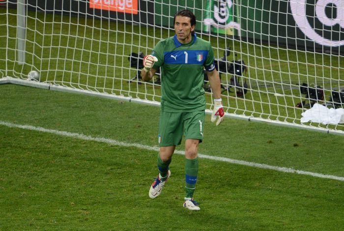 Buffon comemora após defender a cobrança de Cole | Jeff Pachoud/AFP