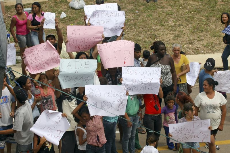 Cerca de 40 famílias tomaram a rua Clóvis Boving, em frente ao conjunto, na tarde desta quarta-feira (23), para reivindicar moradias da Cohab | Andre Rodrigues /Agência de Notícias Gazeta do Povo