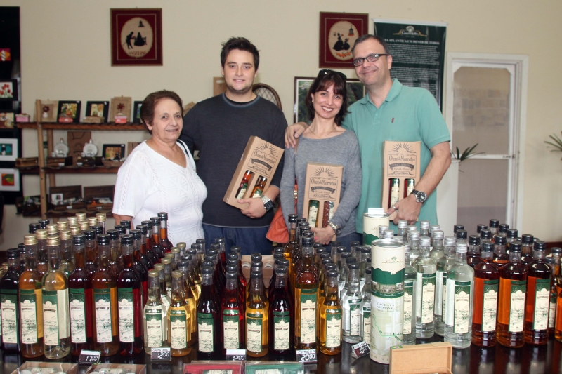 Os Torres, de Brasília, aproveitam para fazer compras no litoral | Walter Alves/ Gazeta do Povo