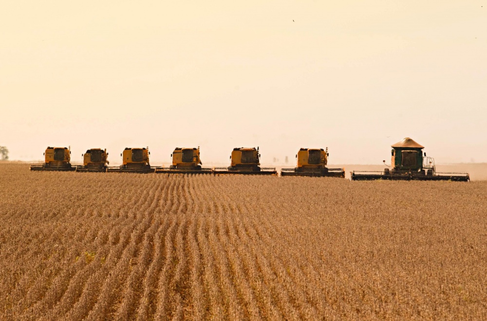 Colheitadeiras avançam na região Sul de Mato Grosso do Sul, onde a safra não está 100%, mas é bem melhor que a do ano passado. | Foto: Christian Rizzi/gazeta Do Povo