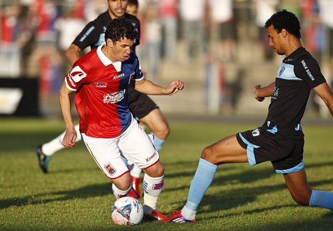 Wellington tenta desarmar jogada do Londrina |