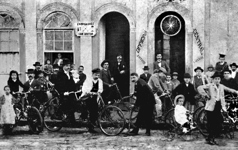 Ciclistas reunidos em frente à Oficina Central Laffite no inicio do século 20, quando Curitiba ainda não possuía automóvel | Acervo Cid Destefani