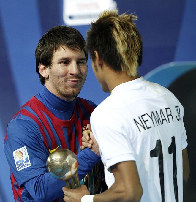 Messi cumprimenta Neymar na final do Mundial de Clubes de 2010, vencida pelo Barcelona |