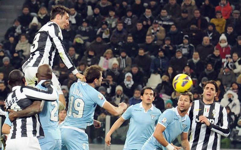 Zagueiro Peluso sobe para marcar o gol da Juventus diante da Lazio. Time de Turim, no entanto, ficou só no empate | EFE