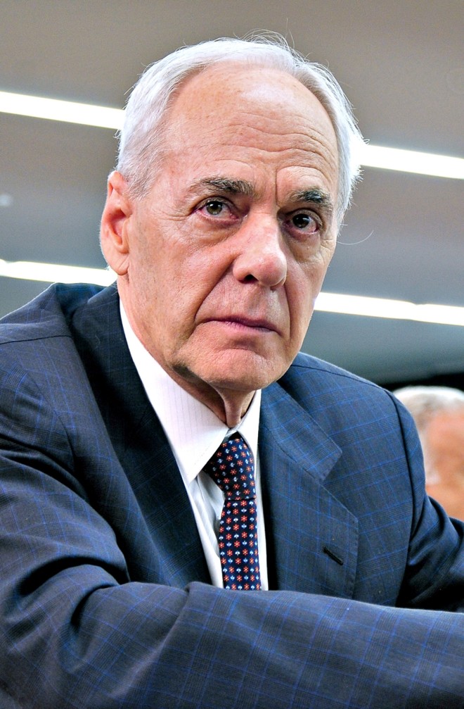 Reinhold Stephanes Casa Civil: Aos 73 anos, Reinhold Stephanes (PSD) é economista e já foi secretário estadual e ministro da Agricultura, do Trabalho, da Previdência e presidente do atual INSS. Está em seu sexto mandato como deputado federal |