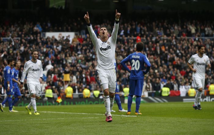 Cristiano Ronaldo, do Real Madrid, comemora seu segundo gol no jogo pelo Campeonato Espanhol | REUTERS/Juan Medina