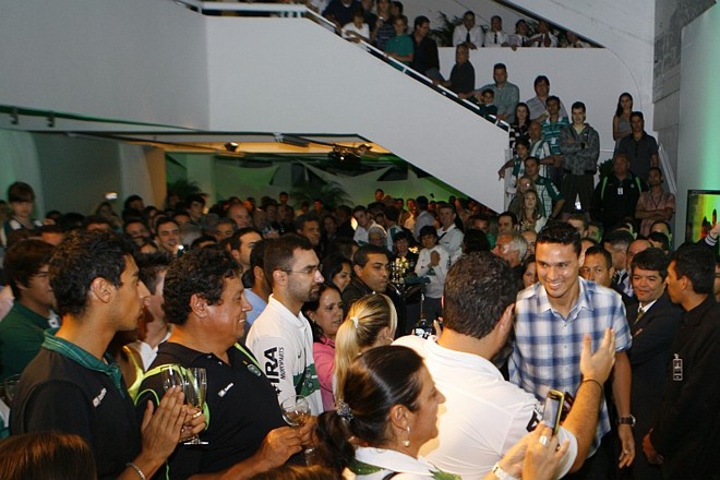 O zagueiro Emerson, que se recupera de lesão e voltará aos gramados durante o Estadual, foi bastante aplaudido |