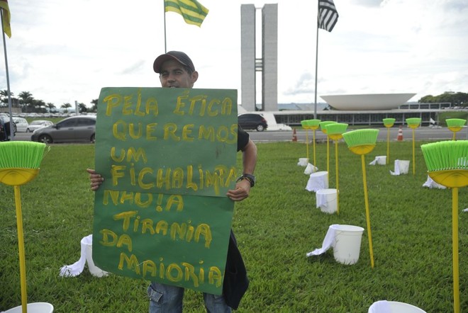 Homem segura cartaz pedindo