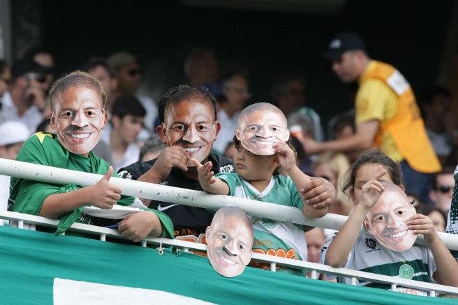 Torcida fez festa e ganhou máscaras do ídolo |