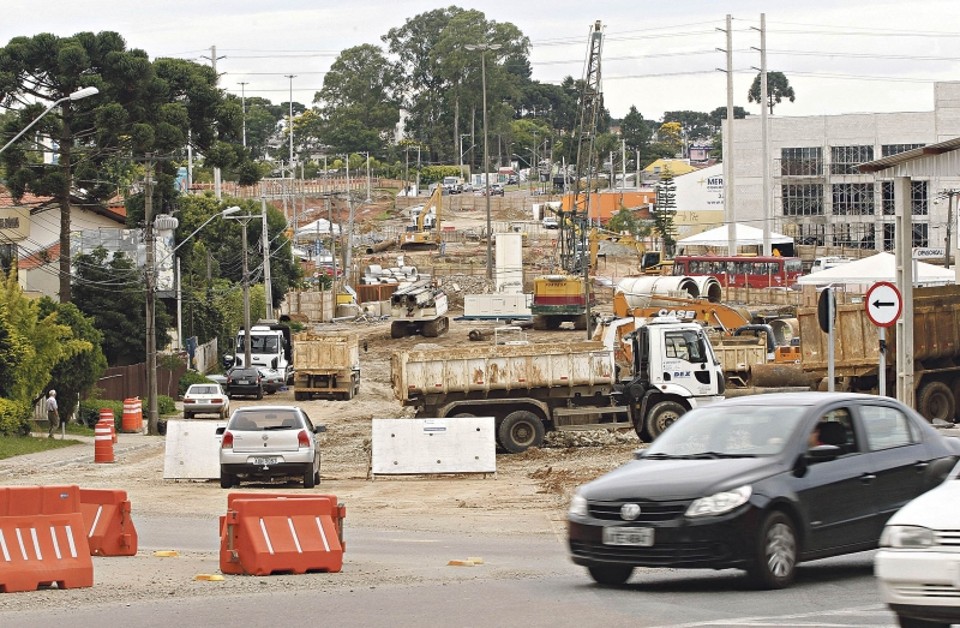 Obra na Avenida das Torres, na região do polêmico viaduto estaiado, no bairro Guabirotuba: atraso e muito trânsito | Hugo Harada/ Gazeta do Povo