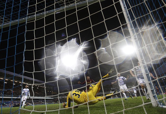 Julio Cesar faz defesa que impede gol do Manchester City: goleiro brasileiro foi o destaque no empate do Queens Park Rangers | Reuters