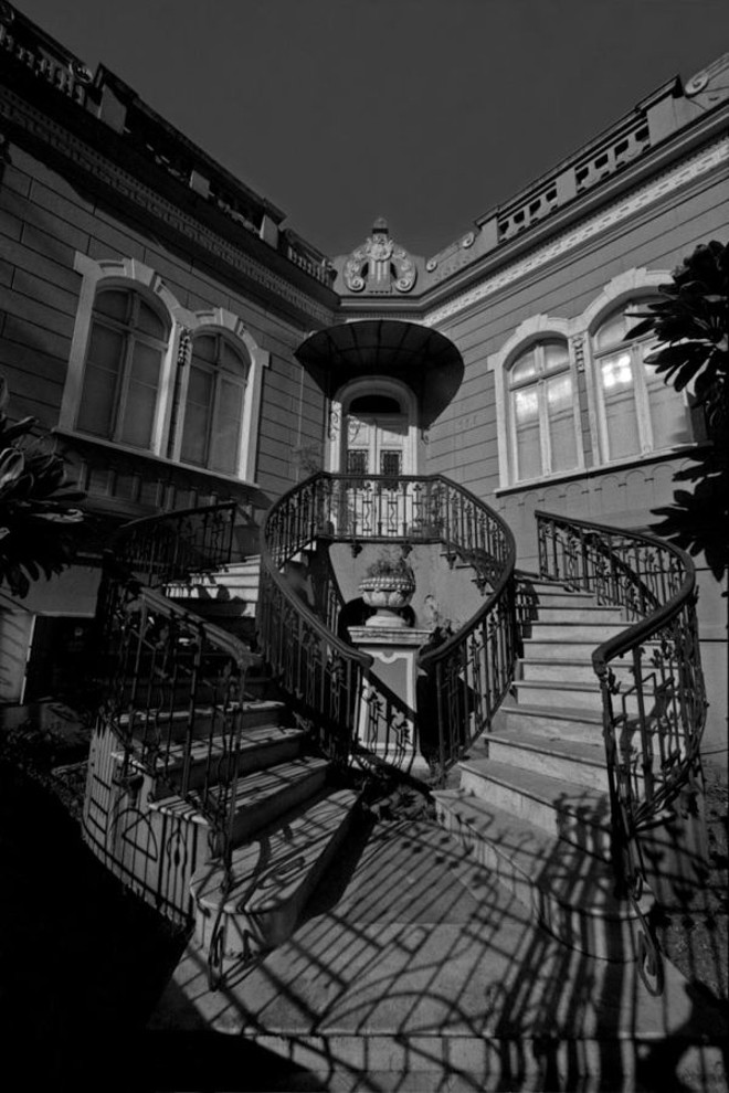 Casa de esquina na Praça Osório, hoje pichada |