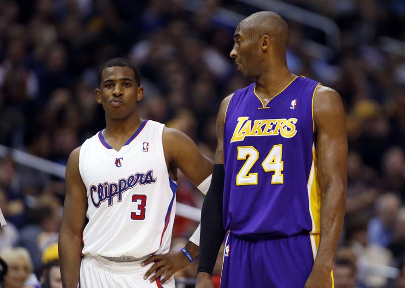 O jogador do LA Clippers Chris Paul (à esquerda) e o jogador Kobe Bryant, do Los Angeles Lakers, durante jogo na sexta-feira à noite | REUTERS/Danny Moloshok