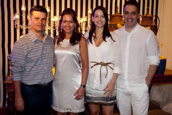 O casal Maria Cristina e Joaquim Miró (à esq.) comandou a tradicional festa de réveillon do Clube Curitibano, que reuniu cerca de 2 mil pessoas no Salão Azul. Com eles na foto, o diretor financeiro do clube, Renato Ramalho, e sua mulher, a jornalista Laura Fagundes Ramalho | Cintya Hein