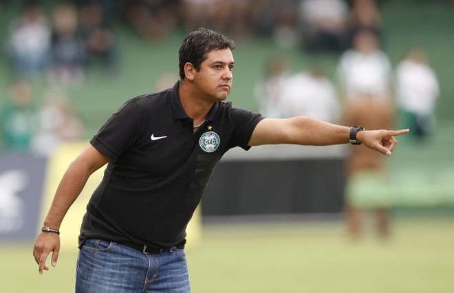 Técnico Marquinhos Santos escalou Deivid, Rafinha e Luccas Claro como titulares |