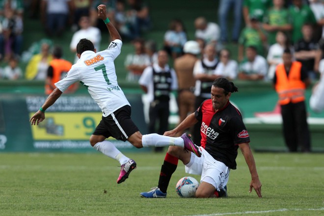Rafinha é desarmado pelo rival argentino; meia foi expulso no primeiro tempo |