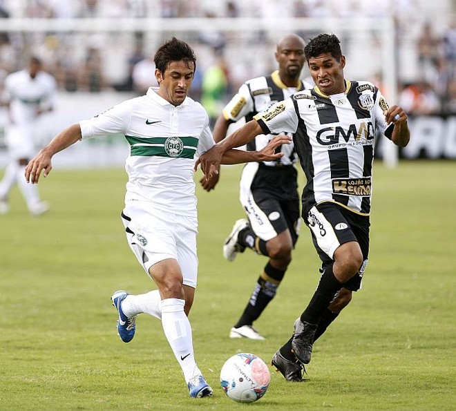Robinho tenta puxar ataque do Coritiba contra o Operário |