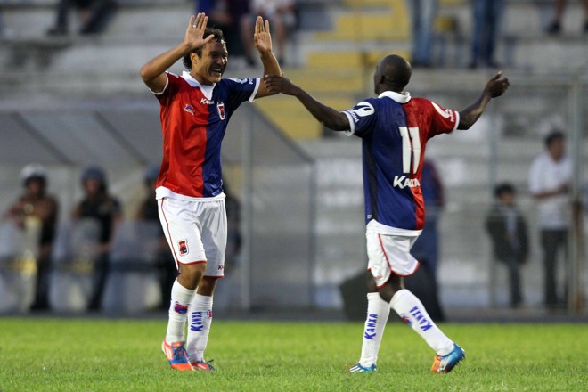 Alex Alves comemora com Neverton, que marcou duas vezes |