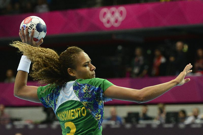 Brasileira Alexandra foi eleita a melhor jogadora do mundo de handebol em 2012 | AFP