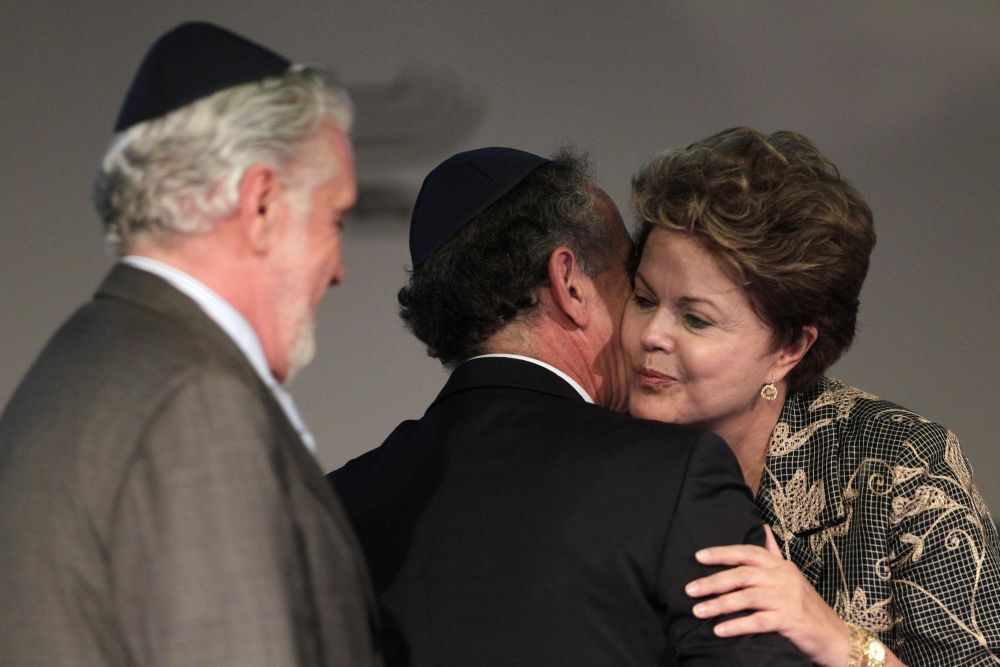 Dilma cumprimenta autoridades judaicas durante a cerimônia | Reuters/Ueslei Marcelino