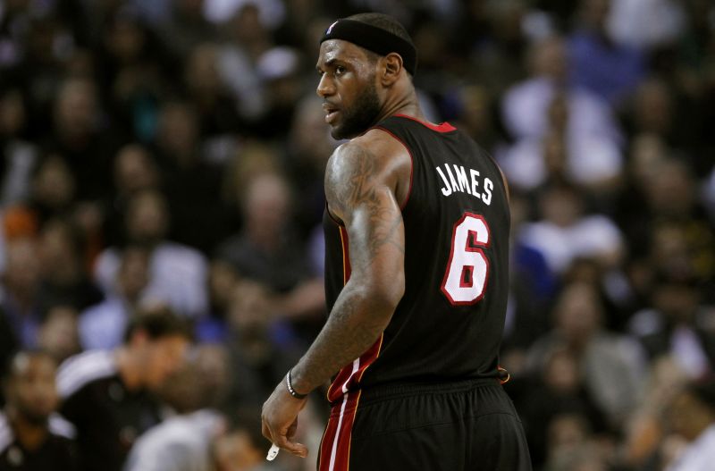 LeBron James: 20 mil pontos e 5 mil assistências alcançadas na carreira | Reuters