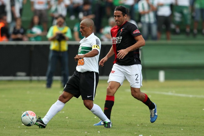 Alex reestreou com a faixa de capitão do Coxa |