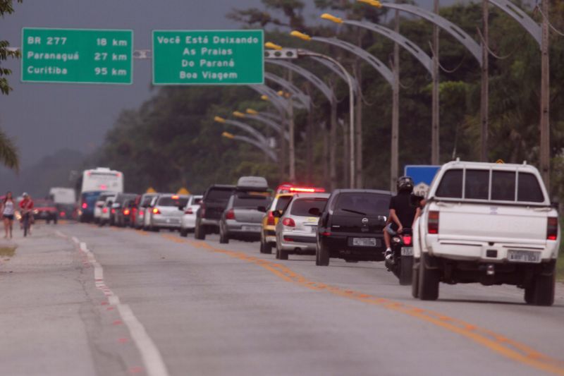 Fluxo no início da noite em direção à capital pela BR 277 ficou na média de 1.900 veículos/hora | Walter Alves/Gazeta do Povo