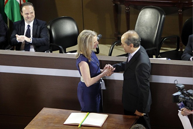 A vice-prefeita Mirian Gonçalves (PT) e o prefeito Gustavo Fruet apertam as mãos durante assinatura do termo de posse | 